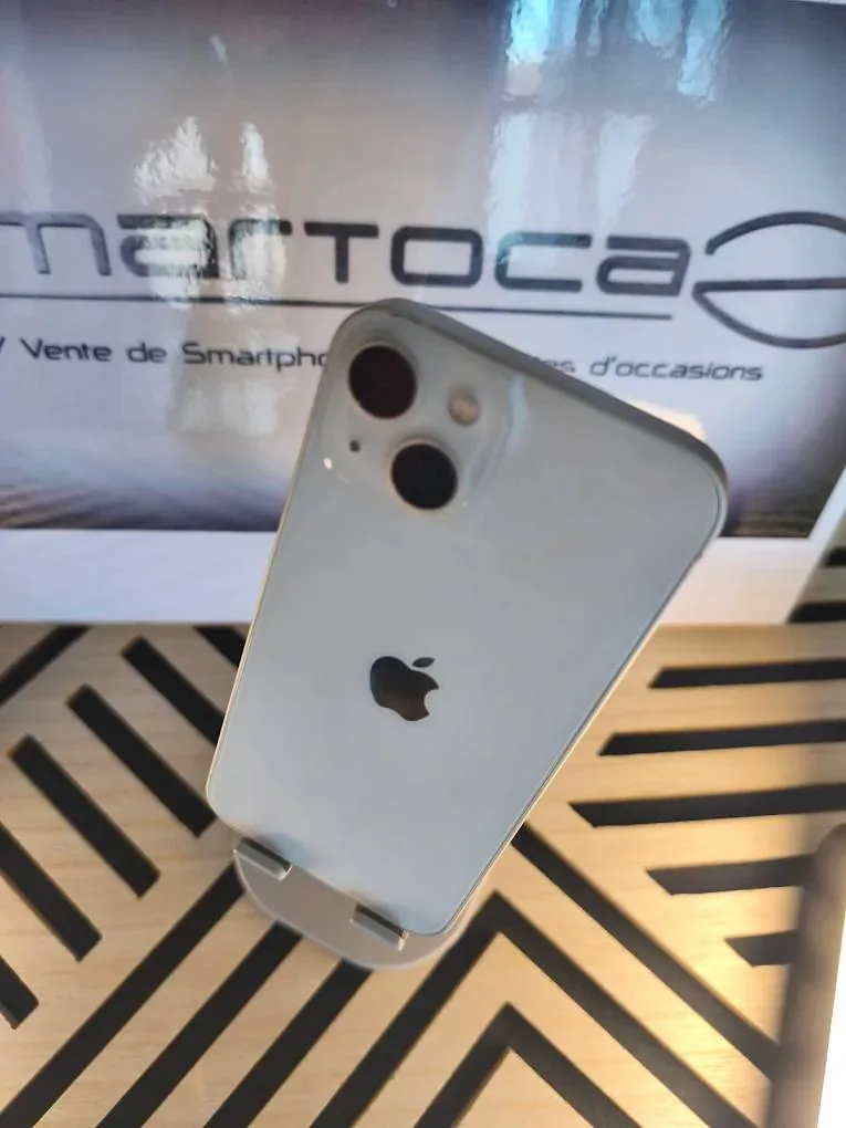 iPhone d'occasion présenté devant le logo SmartocaZ au Mans