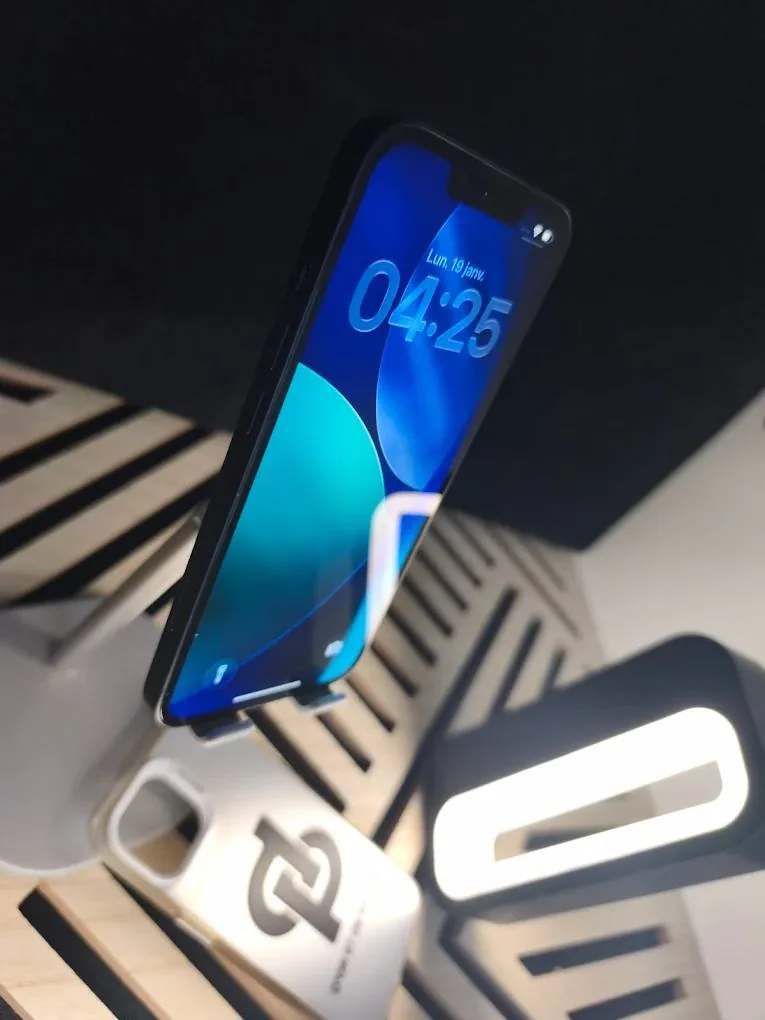 iPhone d'occasion sur support avec éclairage premium